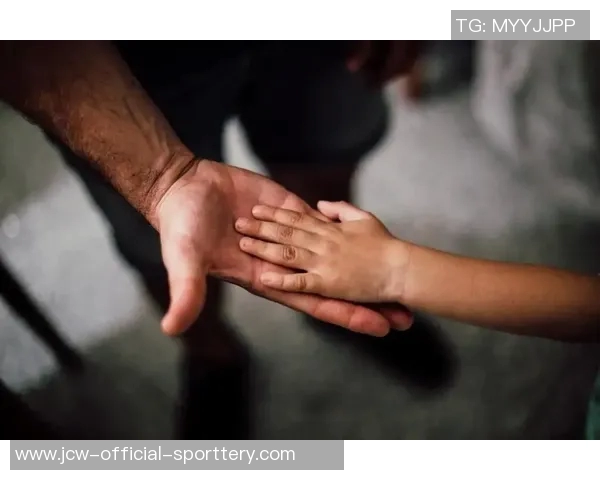 爱与陪伴的象征——亚马尔父亲放置儿子模型的温情瞬间